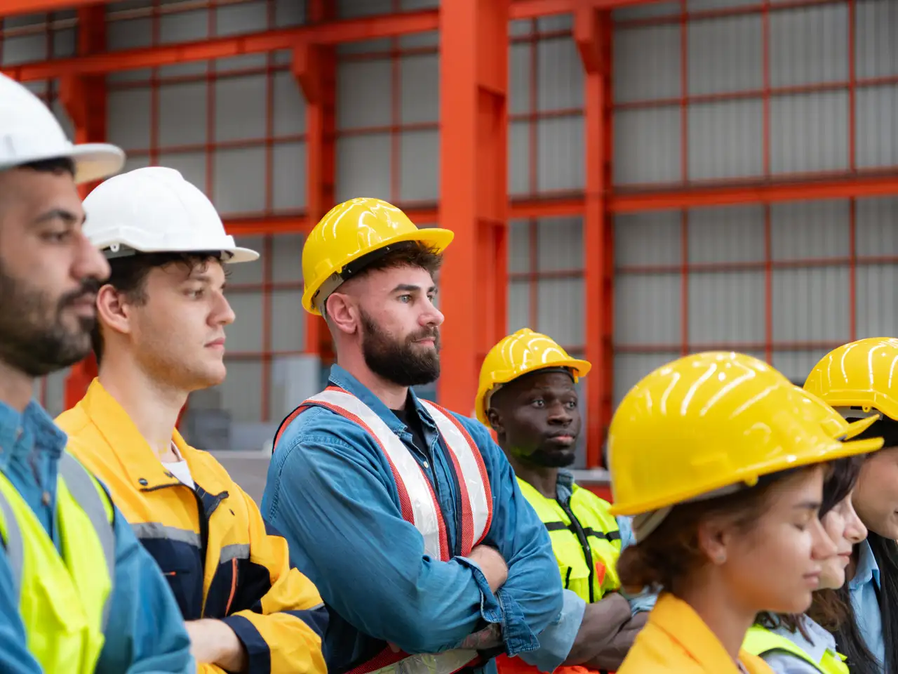 Site manager briefing workers